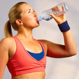  пить воду прямо из бутылки 